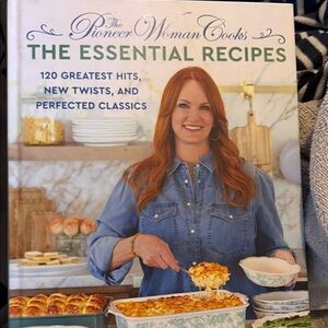 The Pioneer Woman Cooks: The Essential Recipes - Blue and White Edition